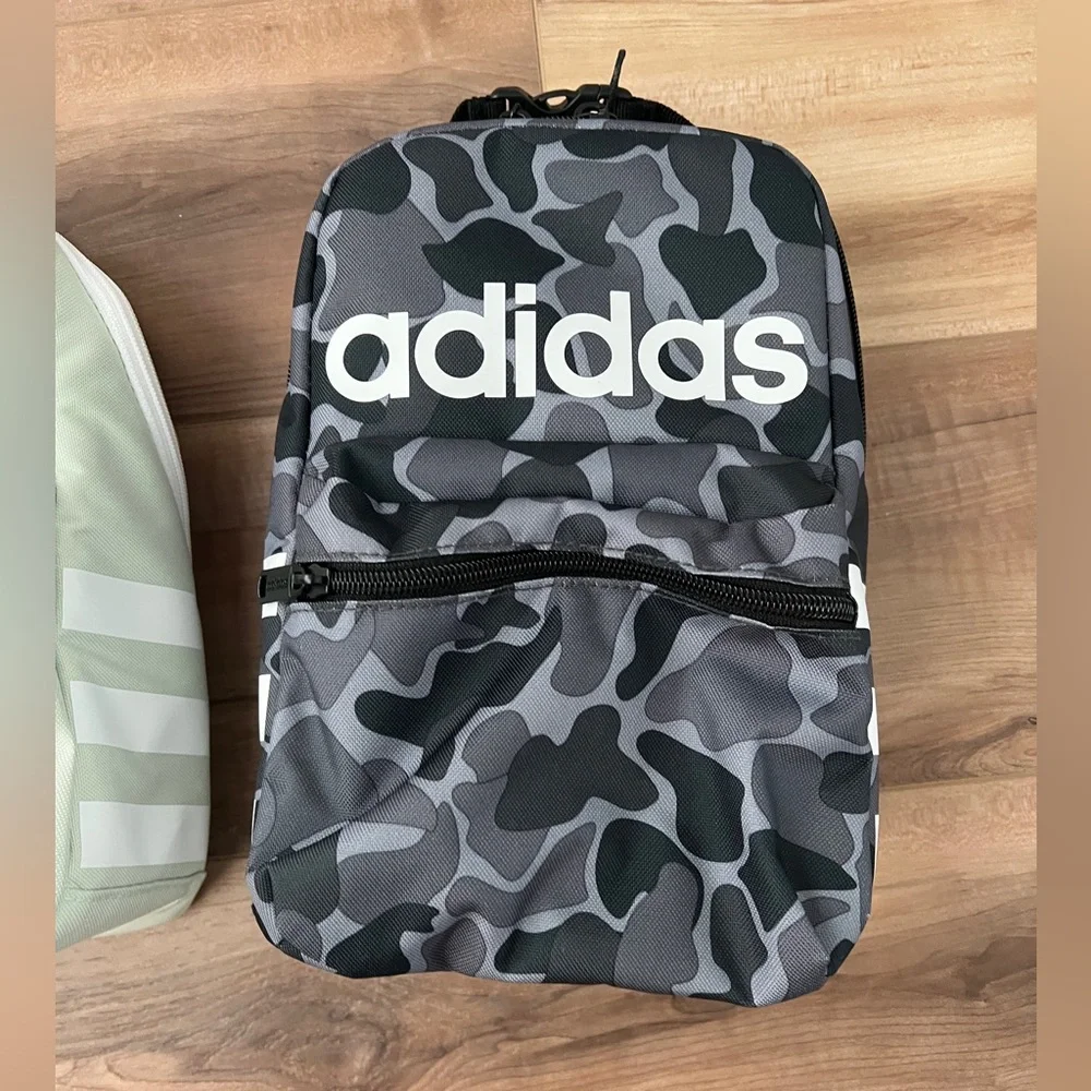 BLOWOUT $8 firm -
NWT Adidas Insulated Lunch Bag- MSRP $25 - Picture 1 of 5